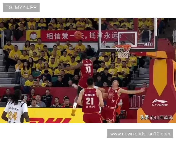 四川丰谷酒业队员庞兹篮下进攻，主场虽败犹荣